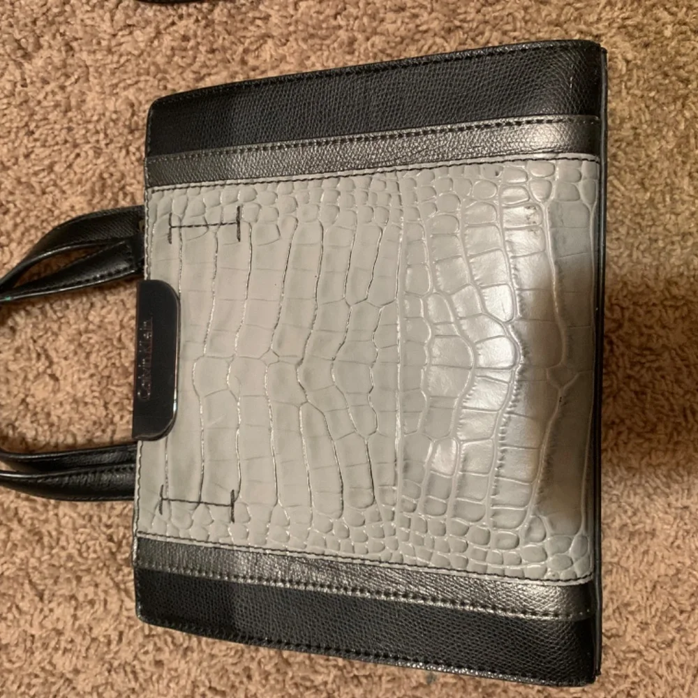 GUESS Purse - Picture 3 of 3